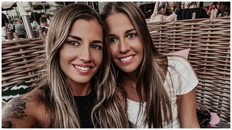 gemelle lesbiche|LE SORELLE GEMELLE DELLAI TWINS FANNO L'AMORE .